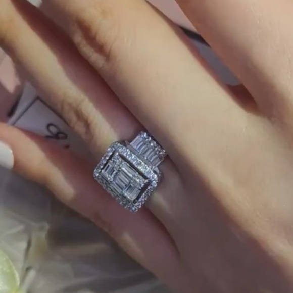 Visually Appealing Luxury Mossanite Engagement Ring - - Picture 9 of 10